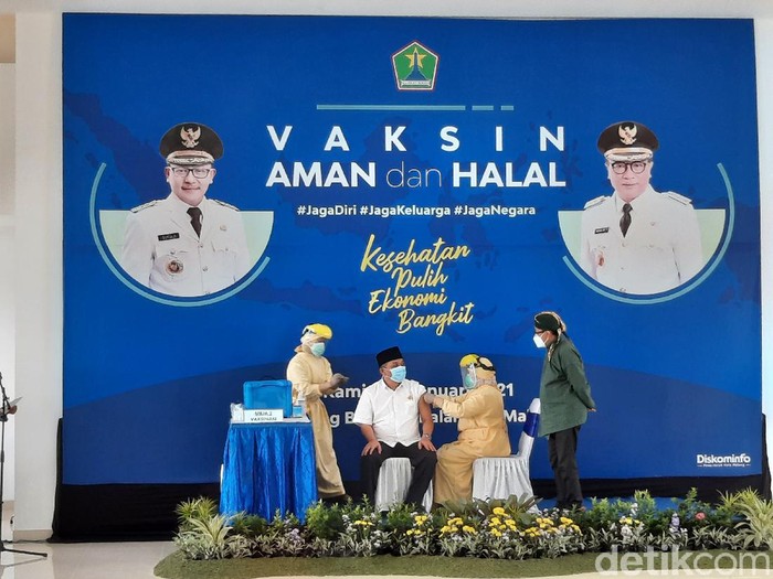 Pemkot Malang menggelar vaksinasi COVID-19. Sejumlah tokoh menjalani vaksinasi, kecuali Wali Kota Malang Sutiaji karena tak memenuhi syarat.