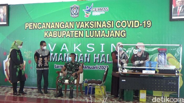 Vaksinasi COVID-19 dimulai di Lumajang. Namun bupati dan wakilnya, serta Kapolres Lumajang tak memenuhi syarat untuk vaksinasi.