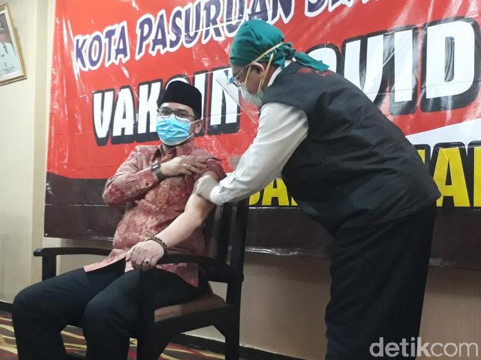 Vaksinasi COVID-19 di Kota Pasuruan resmi dimulai. Wali Kota Raharto Teno Prasetyo jadi orang pertama yang disuntik.