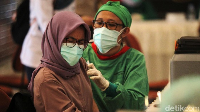 Vaksinasi Massal Tenaga Kesehatan di Yogyakarta Sebanyak 3000 tenaga kesehatan mengikuti vaksinasi masal di gedung Grha Sabha Pramana UGM, Yogyakarta, Kamis (28/1/2021). Vaksinasi masal tersebut diselenggarakan oleh RSUD dr. Sardjito Yogyakarta. Ini merupakan tahap pertama vaksinasi masal khusus bagi tenaga kesehatan di D. I. Yogyakarta.