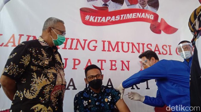 Wabup Kuningan Disuntik Vaksin COVID-19