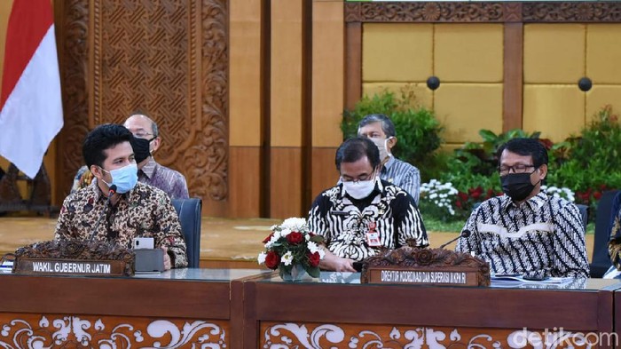 Wakil Gubernur Jawa Timur Emil Elestianto Dardak memandu jalannya diskusi bersama KPK RI dan 38 kepala daerah di Jatim. Mengusung tema Jatim Bangkit, Emil memastikan komitmen Jatim dalam pencegahan korupsi.