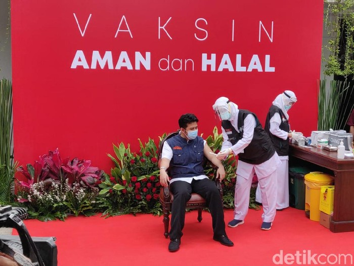 Wakil Gubernur Jawa Timur Emil Elestianto Dardak kembali menjalani vaksinasi COVID-19. Ini merupakan vaksinasi kedua setelah yang pertama pada Kamis (14/1).