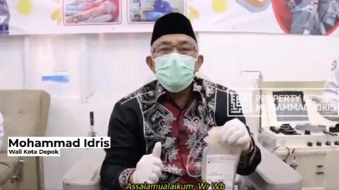 Wali Kota Depok Mohammad Idris melakukan donor plasma konvalesen.