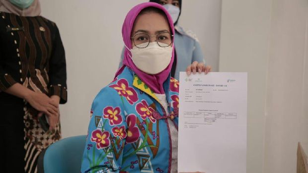 Walkot Tangsel, Airin Rachmi Diany, melakukan vaksinasi COVID-19 kedua (dok Pemkot Tangsel)