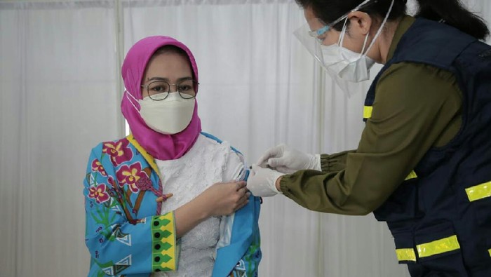 Walkot Tangsel, Airin Rachmi Diany, melakukan vaksinasi COVID-19 kedua (dok Pemkot Tangsel)