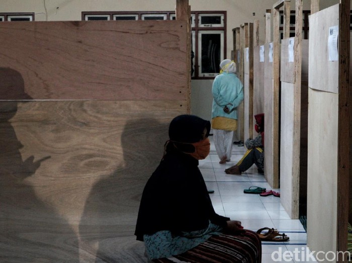 Warga menggunakan ponselnya di pengungsian Purwobinangun, Pakem, Sleman, D.I Yogyakarta, Rabu (27/1/2021). Sekitar 150 warga Turgo lereng Gunung Merapi mengungsi ke barak pengungsian Purwobinangun menyusul terjadinya erupsi Gunung Merapi sejauh 3 km yang mengarah ke barat daya pada pukul 12.53 WIB. ANTARA FOTO/Andreas Fitri Atmoko/foc.