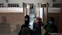 Mereka dibawa ke lokasi aman di pengungsian Purwobinangun.