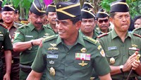 Kepala Staf Angkatan Darat (KSAD), Jenderal Wismoyo Arismunandar saat meninjau proyek perumahan di Medan, Sumatera Utara, 1993. Dok. TEMPO/ Diah Purnomowati