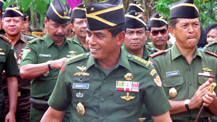 Mayjen Wismoyo Arismunandar (tengah) bersama Brigjen Ilyas Yusuf (kanan), Jakarta, 1992. [TEMPO/ Rini PWI; 17D/235/1993; 20020626].