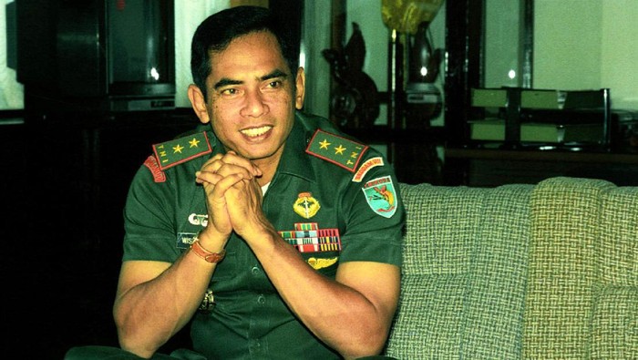 Mayjen Wismoyo Arismunandar (tengah) bersama Brigjen Ilyas Yusuf (kanan), Jakarta, 1992. [TEMPO/ Rini PWI; 17D/235/1993; 20020626].