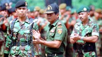 Mayjen Wismoyo Arismunandar (tengah) bersama Brigjen Ilyas Yusuf (kanan), Jakarta, 1992. DokTEMPO/ Rini PWI