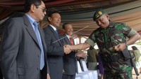 Pangkostrad baru Mayjen TNI George Toisutta (kanan) mendapatkan ucapan selamat dari sejumlah tokoh senior TNI antara lain Wismoyo Arismunandar (kiri), Wiranto dalam acara serah terima jabatan Pangkostrad di markas Brigif Kostrad Cilodong, Jawa Barat, Selasa (13/11). ANTRA/Prasetyo Utomo