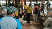 Ipar Presiden ke-2 RI Soeharto itu dimakamkan di samping putranya.