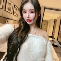 Selain ingin secantik artis, Zhou Chuna memang mengalami kecemasan dengan penampilan sejak kecil. Dikatakan jika sejak sekolah, wanita itu sering merasa depresi dan tidak nyaman ketika teman juga keluarga mengatakan ia tidak mirip ibunya yang cantik. Foto: Weibo