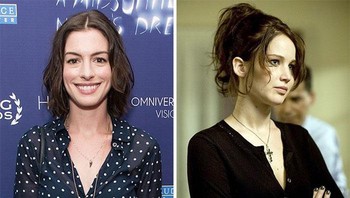 Anne Hathaway keluar dari The Silver Linings Playbook melepas karakter Tiffany yang dimainkan Jennifer Lawrence. Foto: via Bored Panda