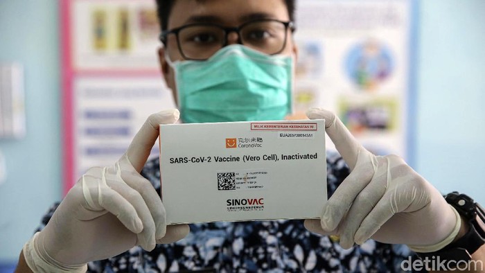 Vaksin COVID-19 kembali didistribusikan untuk vaksinasi tenaga kesehatan di berbagai wilayah RI. Kali ini vaksin itu ditujukan untuk 900 ribu tenaga kesehatan.