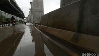 Sementara itu, proyek kereta cepat Jakarta Bandung terus dikebut.
