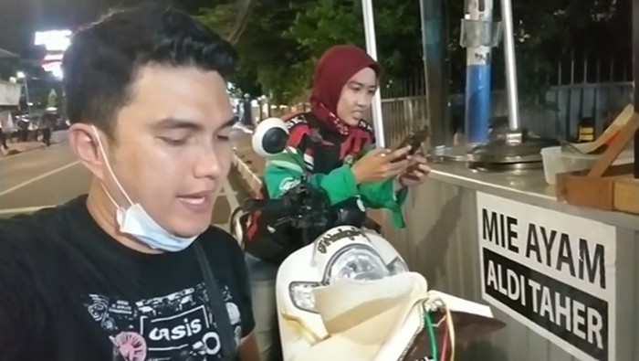 aldi taher jualan mie ayam aldi taher jualan mie ayam di pinggir jalan malah kena hujat netizen