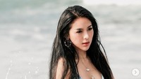 Namun ia belum pernah menjadi model di majalah pria dewasa meskipun kerap tampil seksi. Dok. Instagram/amelians97