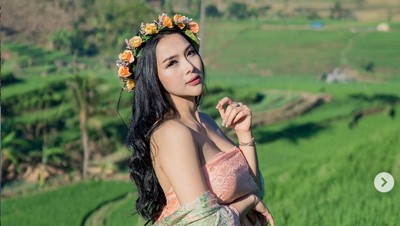 Kenalan dengan Amelia NS, Si Seksi Serba Bisa