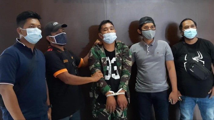 Anggota TNI gadungan (tengah) ditangkap di Palembang (dok. Istimewa)