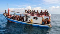 Rabu malam, 24 Juni 2020, 94 orang pengungsi Rohingya dari negara bagian Rakhine, Myanmar terombang-ambing sekitar enam mil dari Kecamatan Syamtalira Bayu, Aceh Utara. 