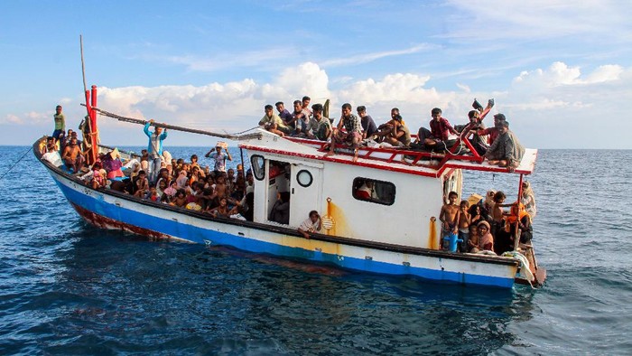 Asa Rohingya di Tanah Sumatera Pengungsi etnis Rohingya beristirahat usai dievakuasi di pantai Lancok, Kecamatan Syantalira Bayu, Aceh Utara, Aceh.