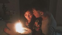 Potret romantis Asmirandah dan Jonas Rivanno selalu terlihat saat perayaan momen istimewa. Seperti ketika ia berulang tahun di tahun 2019. Foto: Instagram asmirandah89