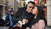 Pamer kemesraan, pasangan artis tanah air ini sengaja makan satu camilan berdua. Gimana nih, posenya kayak masih pacaran ya? Foto: Instagram asmirandah89