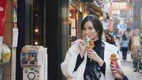 Jalan-jalan ke luar negeri, Asmirandah mencicipi es krim matcha. Jangan salah fokus sama kecantikannya ya! Foto: Instagram asmirandah89