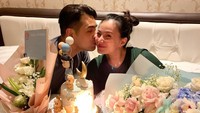 Ini bukti keromantisan Asmirandah lainnya bersama sang suami. Saat ulang tahun ia mendapat kejutan kue dan banyak buket bunga cantik. Foto: Instagram asmirandah89