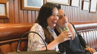 “Tau gak apa yg bikin tiba-tiba lagi minum jadi ketawa?? Suami : udah belom fotonya? Lama amat,” tulis wanita dengan sapaan akrab Andah ini. Romantis ya mereka! Foto: Instagram asmirandah89