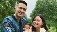 Perbincangan nama anak Asmirandah, Chloe Emmanuelle Van Wattimena muncul usai seorang konsultan nama bernama Ni Kadek Hellen Kristy memberikan pandangannya. Ia bilang nama tersebut memiliki efek buruk untuk kehidupan sang anak kelak. Seperti mudah sakit dan mengalami ketidakberuntungan. Foto: Instagram asmirandah89