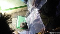 Dosen Institut Teknologi Sumatera (Itera) datang ke rumah Muhtajab untuk melihat benda diduga meteorit tersebut. Kedua dosen tersebut berasal dari prodi Sains Atmosfer dan Keplanetan dan dari prodi Teknik Geologi Itera (dok Adi Pras)