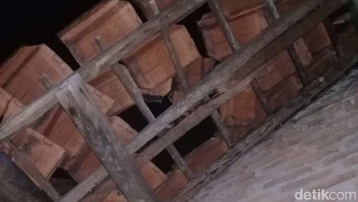 Atap rumah warga Lampung Selatan rusak tertimpa meteorit (dok Adi Pras)