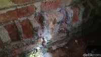 Bagian tembok rumah Muhtajab juga rusak akibat tertimpa meteorit. Terlihat ada lubang yang tak terlalu dalam di tanah sekitar tembok tersebut yang diduga titik jatuhnya benda diduga meteorit tersebut (dok Adi Pras)