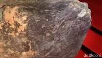 Warga menyebut berat benda tersebut sekitar 2 kilogram. Benda tersebut jatuh di rumah warga bernama Muhtajab (dok Adi Pras)