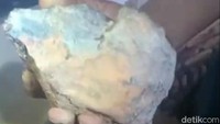 Tampak batu tersebut memiliki diameter terbesar sekitar 15-20 cm atau seukuran genggaman manusia dewasa (dok Adi Pras)