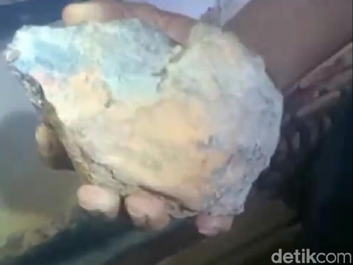 Atap rumah warga Lampung Selatan rusak tertimpa meteorit (Instagram Adi Pras)