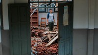 Menurut pihak sekolah dua atap ruang biologi dan perpustakaan tersebut ambruk akibat angin kencang disertai hujan deras pada Rabu (27/1/2021) dan menyebabkan kerugian hingga Rp 100 juta.