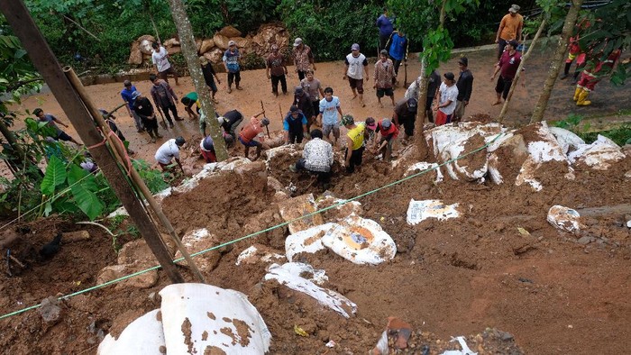 BENCANA LONGSOR DI TEMANGGUNG Sejumlah warga bersama relawan menyingkirkan timbunan lumpur dari jalan di lokasi bencana tanah longsor di Desa Jlegong, Bejen, Temanggung, Jawa Tengah, Jumat (29/1/2021). Hujan lebat sepanjang hari Kamis (28/1/2021) menyebabkan tanah longsor yang mengakibatkan empat rumah rusak dan mengancam sejumlah rumah lainnya, tidak ada korban jiwa dalam kejadian tersebut. ANTARA FOTO/Anis Efizudin/aww.