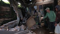 Hujan lebat sepanjang hari Kamis (28/1/2021) menyebabkan tanah longsor yang mengakibatkan empat rumah rusak dan mengancam sejumlah rumah lainnya, tidak ada korban jiwa dalam kejadian tersebut.