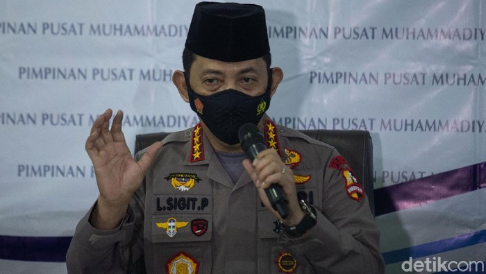Kapolri Jenderal Listyo Sigit Prabowo menyambangi PP Muhammadiyah. Ia tampak mengenakan peci hitam saat bertemu dengan sejumlah pengurus PP Muhammadiyah.