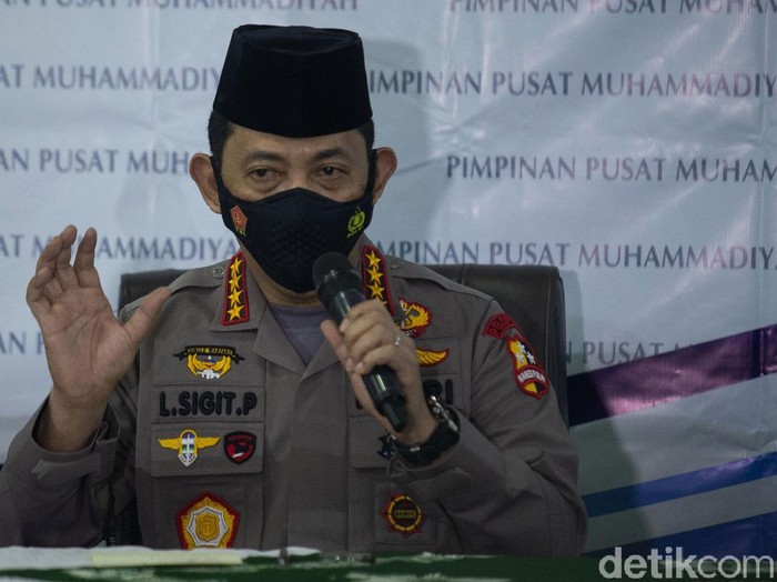 Kapolri Jenderal Listyo Sigit Prabowo menyambangi PP Muhammadiyah. Ia tampak mengenakan peci hitam saat bertemu dengan sejumlah pengurus PP Muhammadiyah.