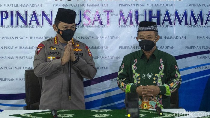 Kapolri Jenderal Listyo Sigit Prabowo menyambangi PP Muhammadiyah. Ia tampak mengenakan peci hitam saat bertemu dengan sejumlah pengurus PP Muhammadiyah.