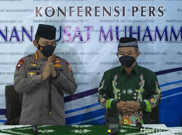 Kapolri Jenderal Listyo Sigit Prabowo menyambangi PP Muhammadiyah. Ia tampak mengenakan peci hitam saat bertemu dengan sejumlah pengurus PP Muhammadiyah.