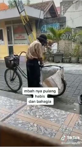 Berjiwa Sosial Tinggi, Bocah 3 Tahun Borong Kerupuk untuk Dibagi-bagi