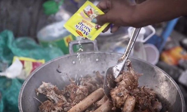 Bukan Piring, Orang-orang Ini Malah Cuci Pizza sampai Nasi Hangat