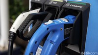 Seperti diketahui, kendaraan listrik mulai diminati di Indonesia. Dilansir dari CNBC Indonesia, Berdasarkan data Kementerian Energi dan Sumber Daya Mineral (ESDM), potensi mobil listrik di Indonesia pada 2021 ini mencapai sebanyak 125 ribu unit dan motor listrik mencapai 1,34 juta unit.